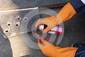 Use spray Liquid Penetrant into the brush with process Penetrant Testing photo