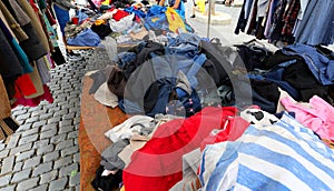 used clothes for sale in the flea and used clothing market where you can find excellent purchasing opportunities