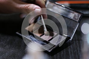 Using a brush with a makeup pallete / Eyebrows makeup palette with brush