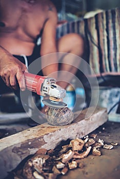 Using electric blades to sharpen coconut shells to be smooth