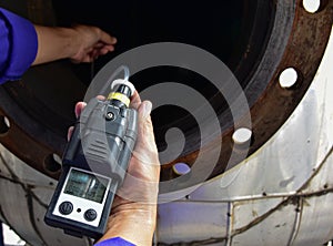 Measuring gas with gas detector photo