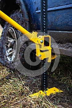 Using a high-lift jack closeup