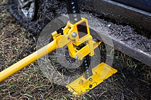 Using a high-lift jack closeup