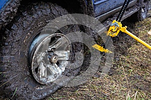 Using a high-lift jack closeup