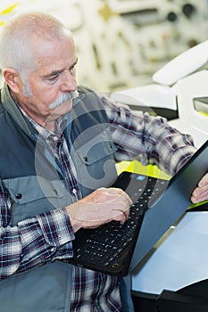 using laptop to find vehicular problem