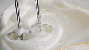 Using mixer for preparing cream