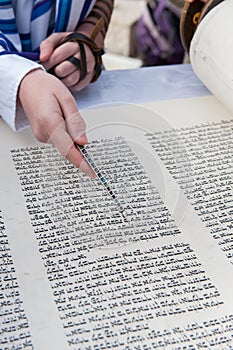 Using a pointer to read the Torah scroll