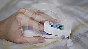 Using pulse oximeter to monitor the oxygen saturation of blood
