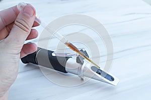 Using a refractometer device for the measurement of an index of refraction