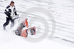 Soplador de nieve después tormenta 