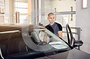 ÃÂuto mechanic sets the car for diagnostics and configuration collapse-convergence. Car Wheels alignment equipment on stand in a photo