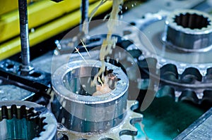 ÃÂ¡utting the gears of the EDM machine