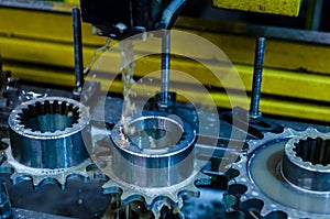 ÃÂ¡utting the gears of the EDM machine