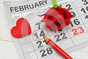 Una cita sobre el calendario es un significativo en lápiz sobre el 14 Día de San Valentín 