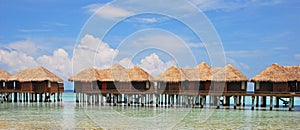 Cielo blu vacanza da vita sul sopra l'acqua sul tropicale Spiaggia centro isola maldive 