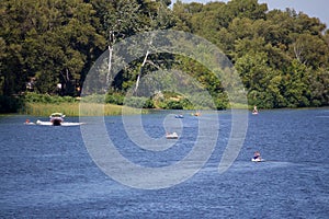 Vacationers ride boats and boats on the river