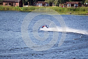 Vacationers ride boats and boats on the river