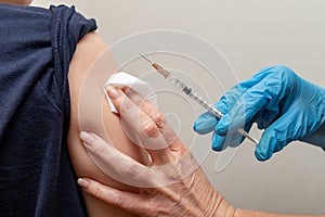 Vacunación en. jeringuilla vacuna en manos de enfermero 