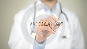 Vaccinazione  medico sul trasparente schermo 