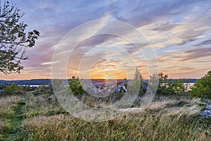 Vacker solnedgÃÂ¥ng frÃÂ¥n frÃÂ¥n toppen av Runsa fornborg photo