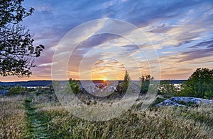 Vacker solnedgÃÂ¥ng frÃÂ¥n frÃÂ¥n toppen av Runsa fornborg photo