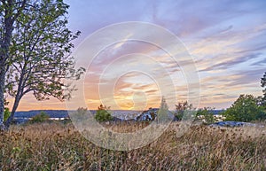 Vacker solnedgÃÂ¥ng frÃÂ¥n frÃÂ¥n toppen av Runsa fornborg photo