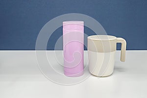 Vacuum bottle for drinking warm water and coffee mug with lid in office