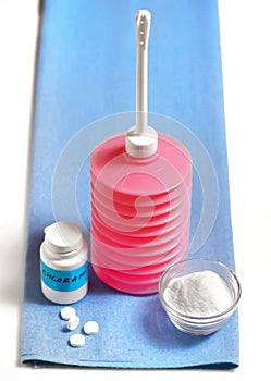 Vaginal irrigator set with chloramine and bicarbonate