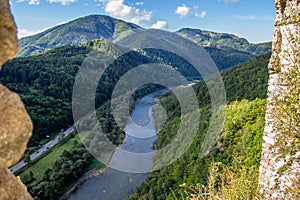 Řeka Váh od starého hradu Strečno na severním Slovensku