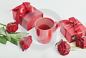 Día de San Valentín tarjeta de felicitación. flores a regalos en blanco. feliz a madres plantilla 