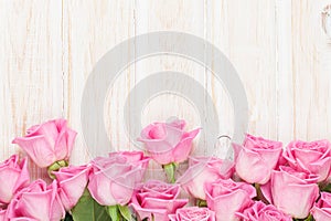 San Valentino rosa rose Attraverso di legno tavolo 