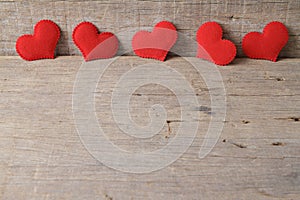 Día de San Valentín corazón sobre el de madera 