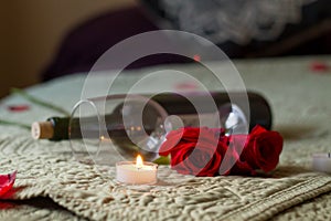 Día de San Valentín vino a rosas sobre el una cama té la luz 