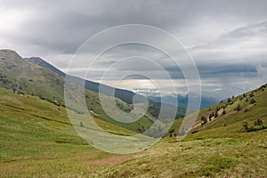 Údolí pod Malým Kriváňem, pohled z průsmyku Bublen, národní park Malá Fatra, Slovensko, jarní zamračený den