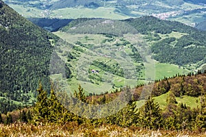 Údolie s dedinkami, Malá Fatra, Slovensko, jarná scéna