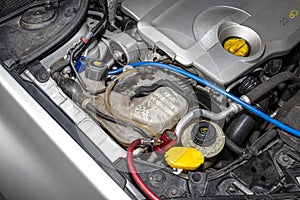 On the valve from the air conditioning system in the car, there is a blue and red quick coupler for filling the R134a refrigerant.