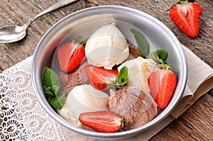 Vanilla and chocolate ice cream with organic strawberries. Rustic style.