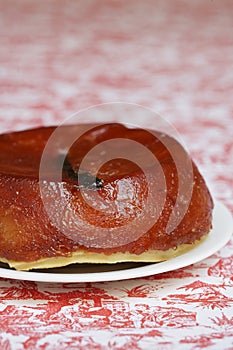 Vanilla-flavored tatin tart