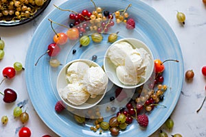 Vanilla ice cream with berries