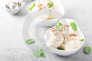 Vanilla ice cream with grated chocolate and mint