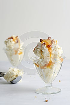 vanilla ice cream with pecans and caramel sauce