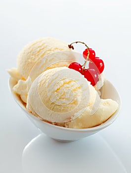 Vanilla icecream and redcurrants photo