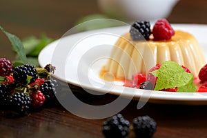 Vanilla pudding with berries and cream