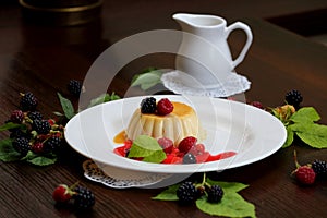 Vanilla pudding with berries and cream