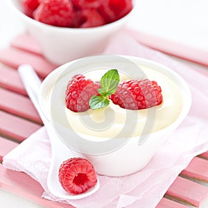 Vanilla pudding with raspberries