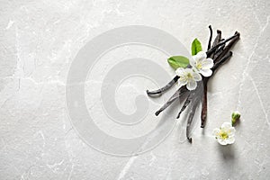 Vanilla sticks and flowers