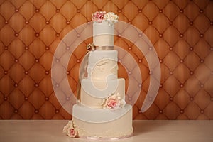 Vanilla wedding cake with roses