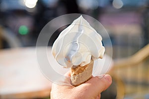 Vanille ice cream in hand
