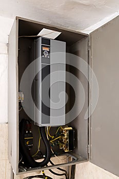 Variable speed drive inverter converter, unit for voltage stabilization