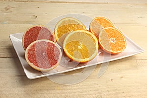 Variedad de frutas cÃ­tricas como pomelo naranja y mandarina